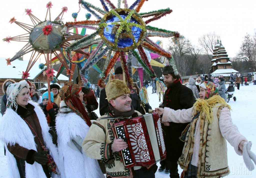 Когда посевают щедруют и колядуют?